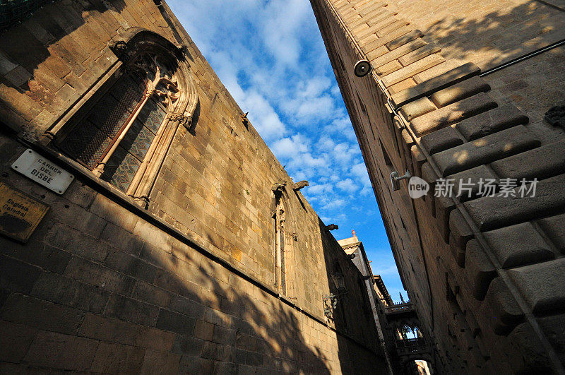 Carrer del Bisbe和Bisbe bridge, Barri Gotic，巴塞罗那，加泰罗尼亚